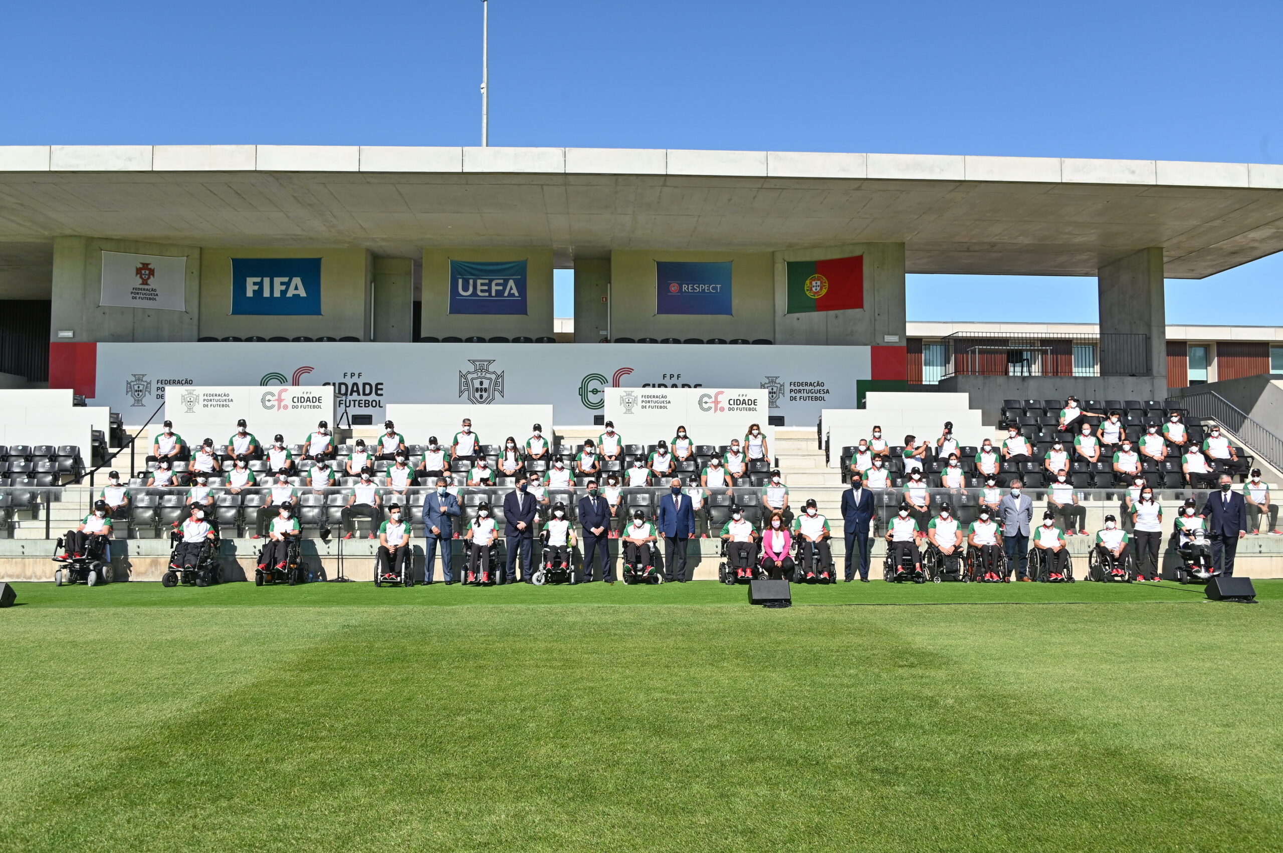 Visita do Primeiro-Ministro marca segundo dia de estágio da Missão Paralímpica na Cidade do Futebol